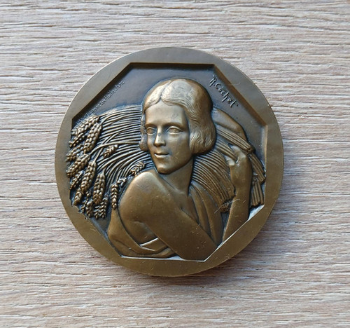 Médaille art deco - porteuse, de