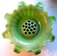 Belle coupe ancienne en opaline verte avec pique-fleurs, Art Déco Nouveau