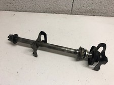 UN AXE DE ROUE ARRIERE MOTO KAWASAKI 500 KLE 1993 TYPE MOTEUR LE500A