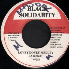 Twiggy Lovey Dovey Medley 7" Vinyle Jamaïque Solidarité 1990 Écriture Sur A