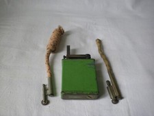 3 briquets anciens, 2 amadous