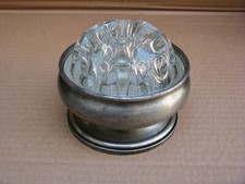 PIQUE FLEURS BOULE EN VERRE 19 TROUES DANS COUPELLE ETAIN DU MANOIR .