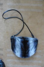 Sac à main ZARA à bandoulière fausse fourrure noir gris blanc étriers argentés