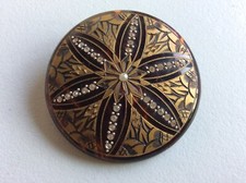 Broche Etoile fausse écaille de tortue sur Bois ciselée dorée Strass Perles