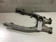 UN BRAS OSCILLANT ARRIERE MOTO