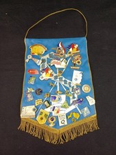 Rare fanion LYONS CLUB INTERNATIONAL + 32 pins dont pin's ARTHUS BERTRAND ancien