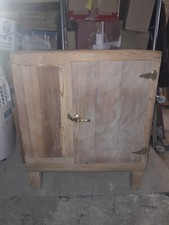 Ancienne glacière en bois