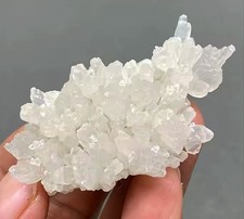 Aluminite brut 100% naturelle. Fluorescent en bleu clair. 60x34mm. 36g. Vietnam 