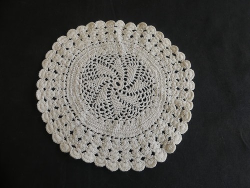 Ancien napperon rond - , en