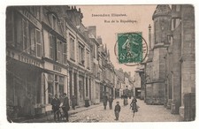 CPA 36 - ISSOUDUN : RUE DE LA RÉPUBLIQUE (INDRE) ÉCRITE EN 1909 - VOIR ÉTAT