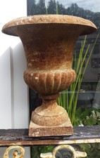 Vase Médicis en fonte.