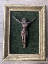 Crucifix avec Christ en bois sculpté dans cadre bois doré et fond velours vert
