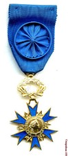 FRANCE . Croix d' Officier de l' Ordre du Merite  en métal doré , avec ruban