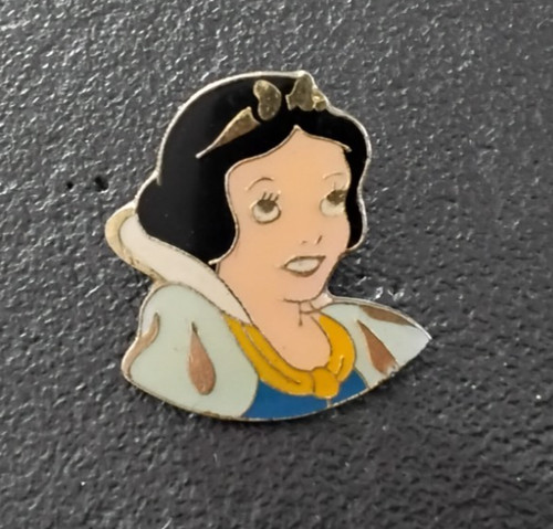 Pin dessin animé - pin’s, bd