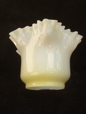 ancienne grande tulipe lampe a pétrole XIX victorienne opaline base vert jaune