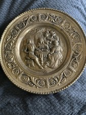 Grande assiette murale décorative en cuivre repoussé – scène de taverne