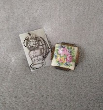 Ancienne broche carré en laiton et porcelaine de Limoges France décor floral