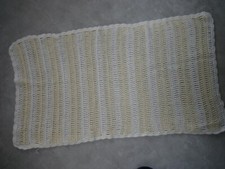 COUVERTURE DE BERCEAU DE BEBE  EN LAINE FAITE AU  CROCHET