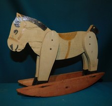 ANCIEN JOUET A BASCULE . CHEVAL JAUNE EN BOIS POLYCHROME . L 30cm H 25cm . 1920
