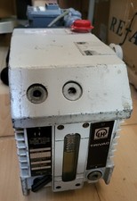 Pompe à vide à deux étages