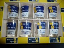 Boîte avec 8 petits verres à liqueur  MARIE  BRIZARD  -