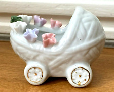 Adorable BERCEAU POUCETTE Bébé en Porcelaine Blanc décor Fleurs superbe état 7cm