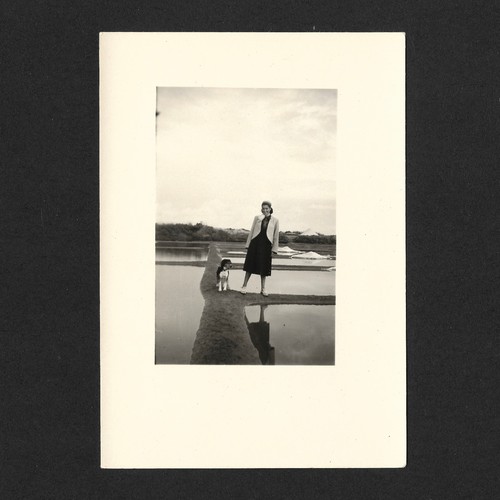 Femme sur pied - un,
