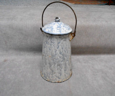 POT À LAIT  Ancien en tole émaillée moucheté blanc etbleu