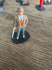 SCALEXTRIC FIGURINE SPECTATEUR AVEC CANNE 1/32 54 MM PIECE DE DIORAMA MARRON BLE