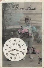 CP BONNE ANNEE GARCON AVEC FLEURS ROSES PRES PENDULE - 29306