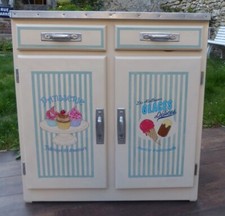 Buffet bas de cuisine vintage des années 50 décoré