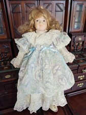 Poupée ancienne en porcelaine