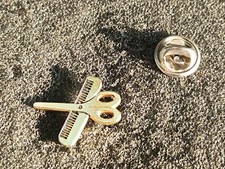 Pin's Ciseaux Peingne Doré Gold Coiffure  Soins  Beauté - Pins Badge  L1