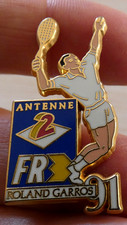 BEAU PIN'S SPORT TENNIS ROLAND GARROS 91 SPONSOR ANTENNE 2 FR3 ARTHUS BERTRAND