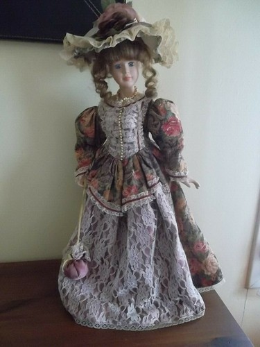 Grande poupee porcelaine - en,