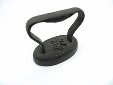 petit fer à repasser de dentellière en fonte  " J&F cor de chasse "