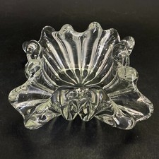 Élégant cendrier en verre festonné, (10.5 x 10.5 cm)