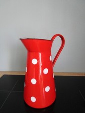 ANCIEN BROC/ PICHET  EN TÔLE ÉMAILLÉE ROUGE A POIS BLANCS