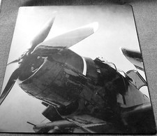 * GRANDE PLAQUE METAL * DETAIL D'UN AVION A HELICES *