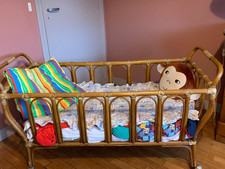 Lit Enfant bas age en rotin Avec Roues donne  Des Draps Et Le Coussin à Rayures