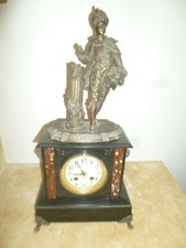 PENDULE MARBRE AVEC STATUETTE EN Régul Napoleon III