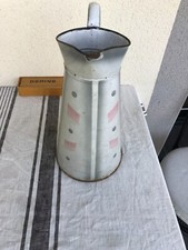 Ancien grand broc tôle