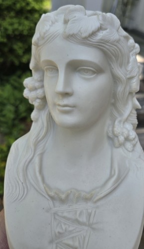 Hop queen 19th - hop, bust
