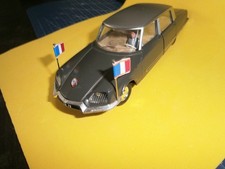 DINKY TOYS #1435 lot de 2 petits  drapeaux pour CITROEN DS PRESIDENTIELLE