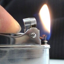 Briquet ancien Made in China jumelle des Sunflower Lighter Feuerzeug Accendino