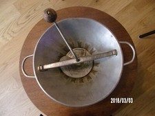 Ancien moulin à légumes Passe-Vite fabriqué en Belgique des années 20 ,vintage.