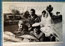 Jeunes mariés en voiture