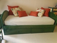 Ensemble de 4 pièces : lit - commode - table de nuit - tabouret assortis