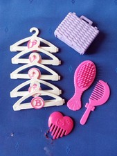 BARBIE n° 11           9 porte manteaux ,  plus 1 VALISES   1990