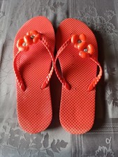 Tongs oranges, avec fleurs